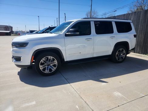 Used 2024 Jeep Wagoneer Series II w/ Flexible Seating Group image 2