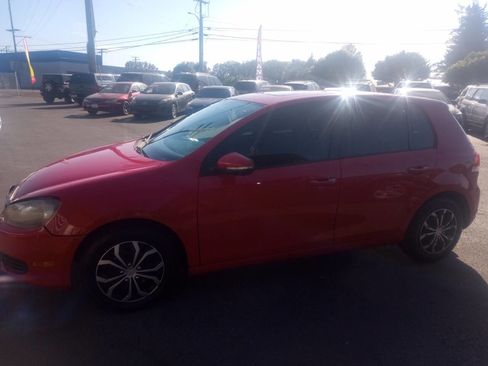 Used 2011 Volkswagen Golf 4-Door image 6