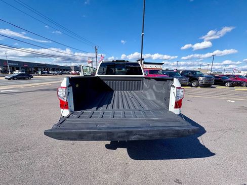 Used 2018 Nissan Titan SV AWD/4WD image 28