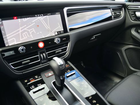 Certified 2026 Porsche Macan AWD/4WD image 30