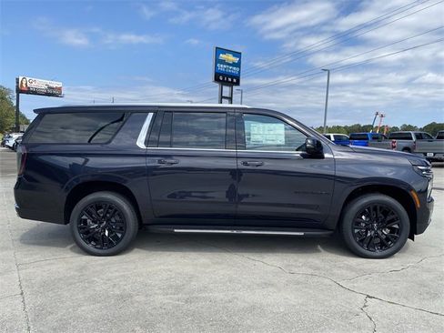 New 2025 Chevrolet Suburban Premier image 7