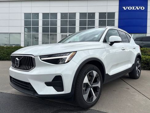 Certified 2025 Volvo XC40 B5 Core AWD/4WD image 2