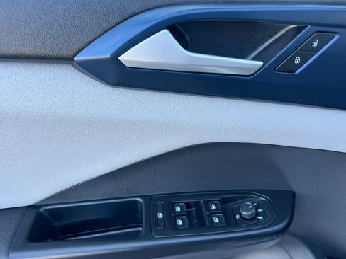 Used 2023 Volkswagen Taos SE image 8