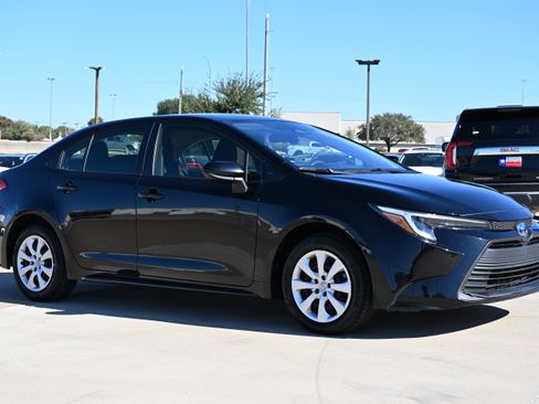 Used 2025 Toyota Corolla LE FWD image 4