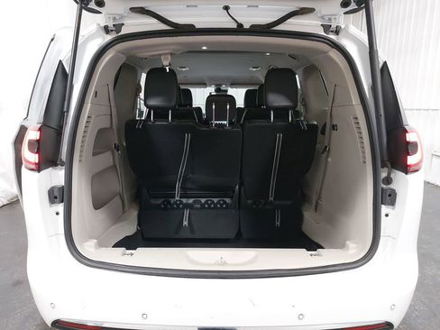 Used 2024 Chrysler Pacifica Touring-L image 15