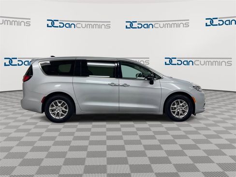 Used 2024 Chrysler Pacifica Touring-L image 9