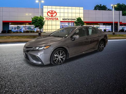 Used 2024 Toyota Camry SE w/ Cold Weather Package AWD/4WD image 2
