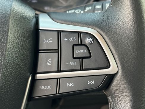 Used 2024 Toyota Sienna XLE FWD image 23