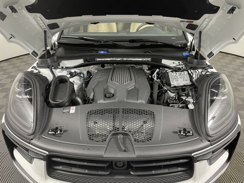 Certified 2026 Porsche Macan AWD/4WD image 22