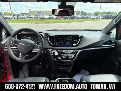 Used 2025 Chrysler Pacifica Select FWD image 20