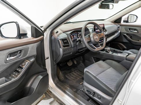 Used 2023 Nissan Rogue SV image 12