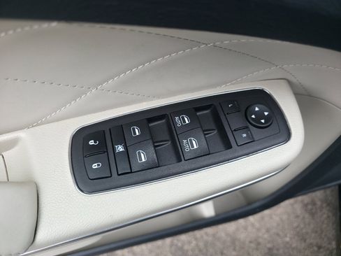 Used 2016 Chrysler 300 C Platinum w/ Safetytec Plus Group image 28