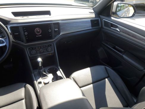 Used 2020 Volkswagen Atlas Cross Sport SE w/ Panoramic Sunroof Package image 18