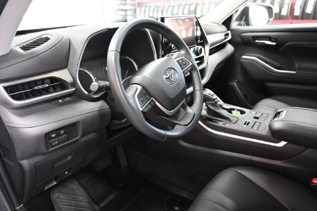 Used 2023 Toyota Highlander XLE AWD/4WD image 23