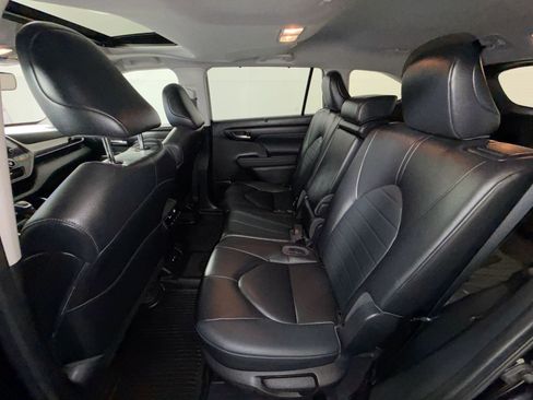 Used 2023 Toyota Highlander XLE AWD/4WD image 24