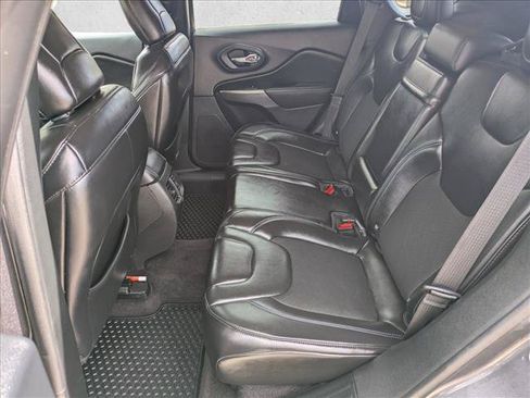 Used 2019 Jeep Cherokee Latitude Plus w/ Cold Weather Group AWD/4WD image 17