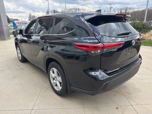 Used 2023 Toyota Highlander LE AWD/4WD image 5