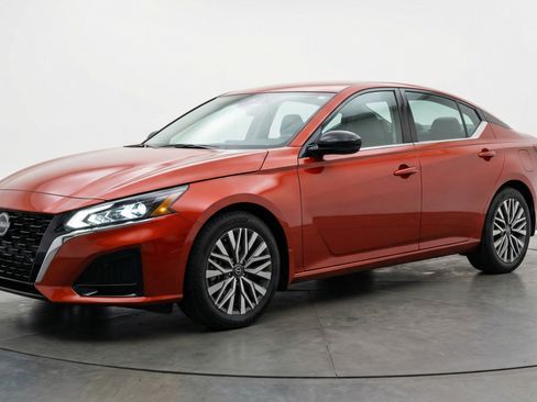 Used 2025 Nissan Altima 2.5 SV image 3