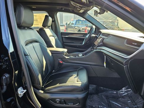 New 2025 Jeep Grand Cherokee L Limited w/ Black Appearance Package image 15