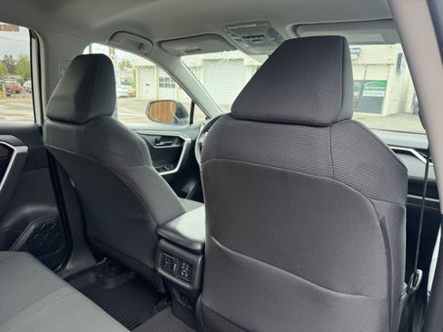Used 2021 Toyota RAV4 LE AWD/4WD image 17