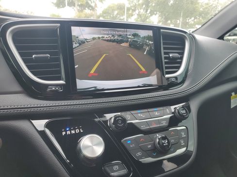 New 2026 Chrysler Pacifica Select image 21