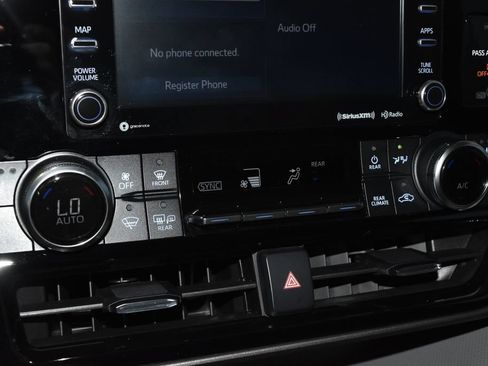 Used 2022 Toyota Highlander XLE AWD/4WD image 12