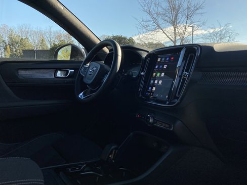 Used 2025 Volvo XC40 B5 Plus image 6