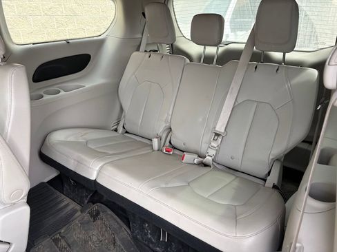 Used 2021 Chrysler Pacifica Touring-L AWD/4WD image 23