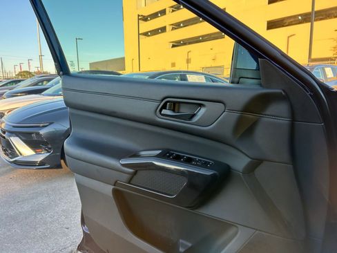 Used 2025 Nissan Pathfinder SV image 20