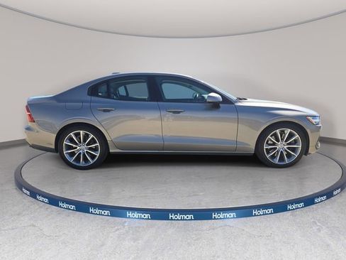 Used 2021 Volvo S60 T6 Momentum w/ Premium Package image 5