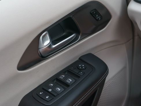 Used 2024 Chrysler Pacifica Touring-L AWD/4WD image 26
