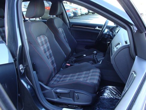 Used 2017 Volkswagen Golf S image 10