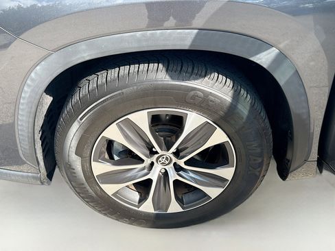 Used 2020 Toyota Highlander XLE image 38