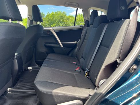 Used 2018 Toyota RAV4 LE AWD/4WD image 20