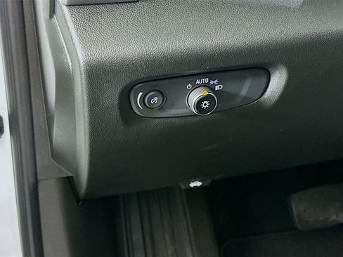 Used 2023 Chevrolet Traverse LT w/ Rear Camera Mirror Package image 17