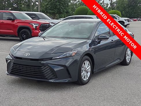 Used 2025 Toyota Camry LE FWD image 2