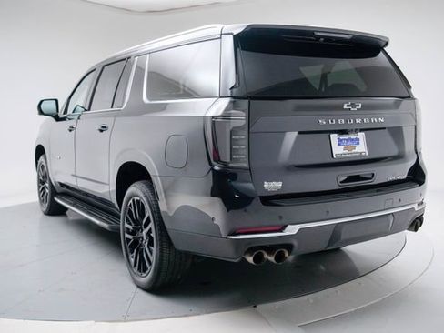 Used 2025 Chevrolet Suburban Premier image 3