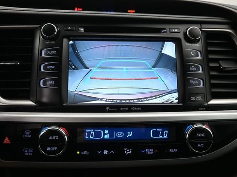 Used 2017 Toyota Highlander XLE AWD/4WD image 19