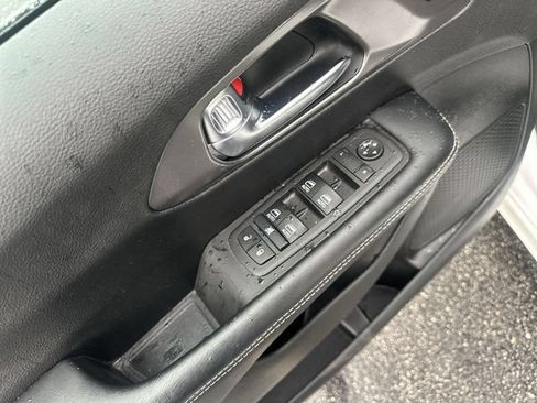 Used 2025 Chrysler Pacifica Select FWD image 17
