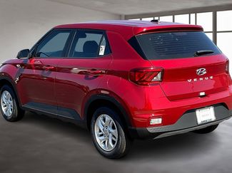 New 2025 Hyundai Venue SE video 3