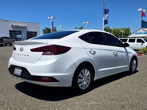 Used 2019 Hyundai Elantra SE w/ Cargo Package FWD image 4