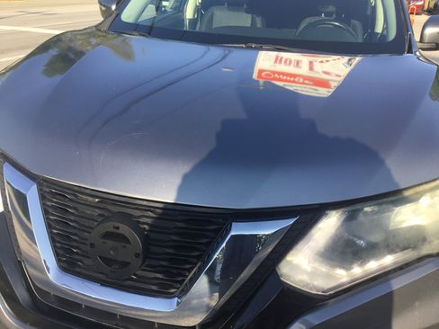 Used 2017 Nissan Rogue SV FWD image 2