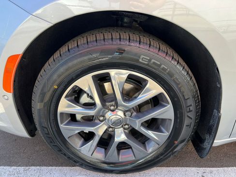 Used 2023 Chrysler Pacifica Pinnacle FWD image 16