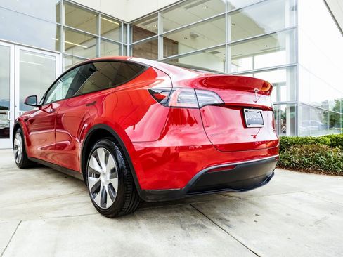 Used 2021 Tesla Model Y Long Range image 10