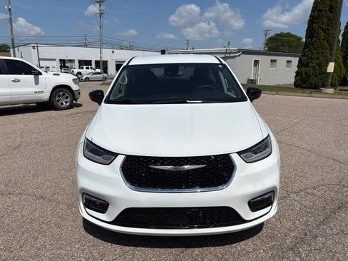 Used 2024 Chrysler Pacifica Touring-L FWD image 8