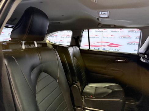 Used 2022 Toyota Highlander XLE AWD/4WD image 46