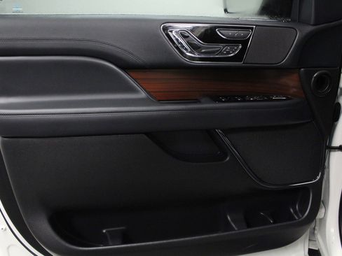 Used 2022 Lincoln Navigator Reserve image 11
