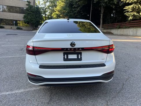 Used 2025 Volkswagen Jetta SE FWD image 7