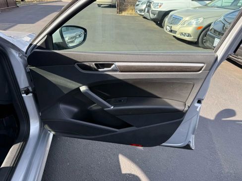 Used 2018 Volkswagen Passat 2.0T SE w/ SE Lighting Package image 15