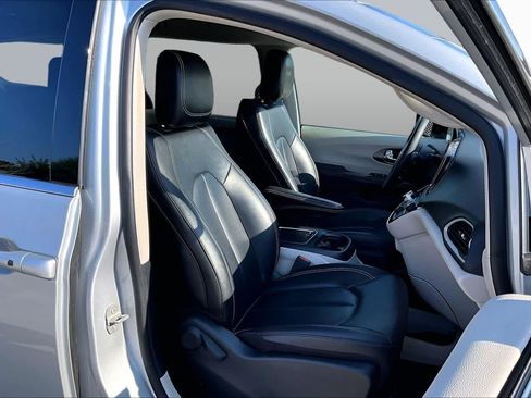 Used 2024 Chrysler Pacifica Touring-L FWD image 9